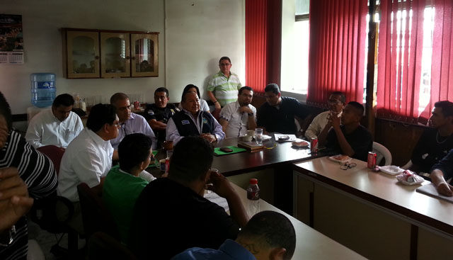 Douglas Moreno en medio de una reunión con el alcalde de Ilopango y con pandilleros del municipio.
