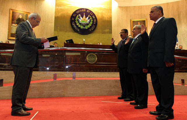 El presidente de la Asamblea Legislativa, Sigfrido Reyes, juramentó a los nuevos magistrados de la Corte de Cuentas. Foto Asamblea Legislativa﻿" /></div> <figcaption class=