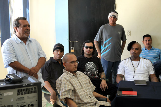 Raúl Mijango, a la izquierda, junto a líderes pandilleriles en una conferencia de prensa del 19 de enero 2013 en el penal La Esperanza. Foto Archivo El Faro