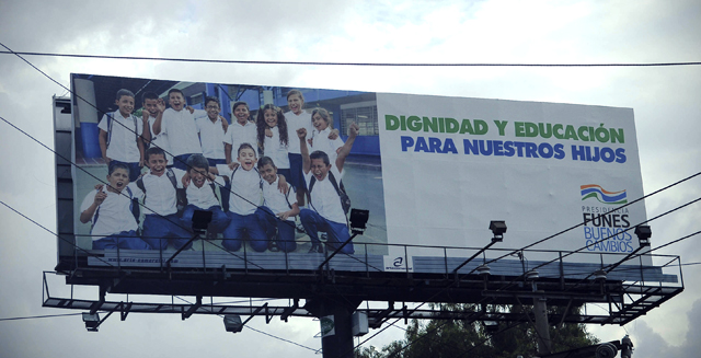 Publicidad de la campaña Presidencia Funes, Buenos Cambios. La iglesia Católica no tardó en protestar por el uso político de la imagen del arzobispo cuya causa de santificación, en proceso en Roma, podría verse afectada por uso electoral