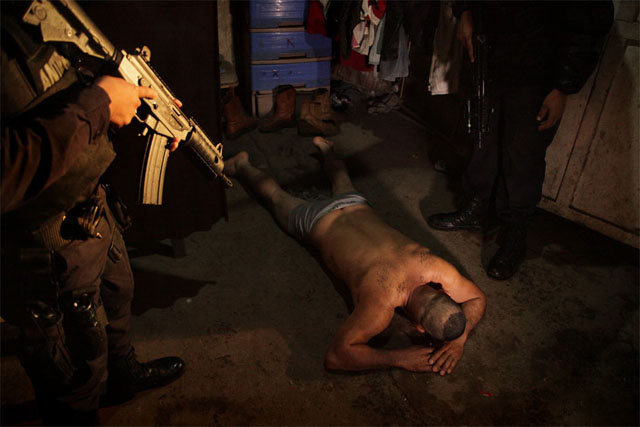 Un empleado de la hacienda de los hermanos Ruiz Dorat, en Texistepeque, es capturado durante el operativo.