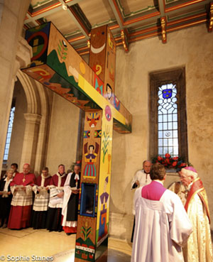 La cruz de Romero, obra de Fernando Llort encargada por el arzobispado de Londres para presidir una capilla en honor al obispo mártir en la catedral St. Georges, Southwark, inaugurada el 19 de septiembre de 2013. / Foto cortesía de Sophie Stapes.
