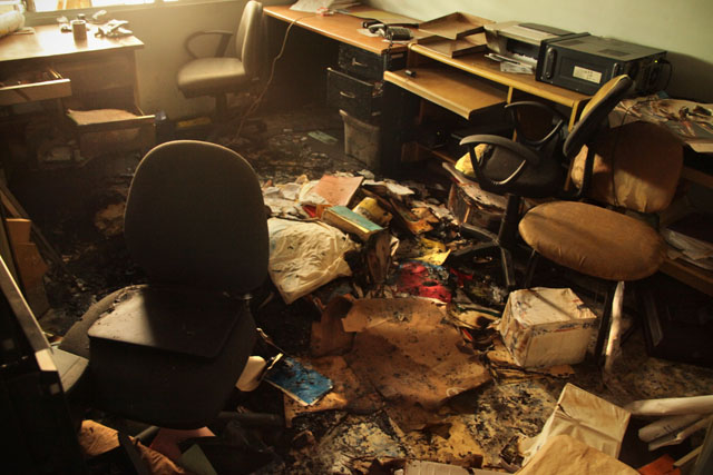 Interior del archivo donde los atacantes formaron una pila de documentos para quemarlos.﻿ Foto Mauro Arias