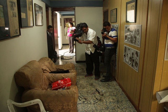 Periodistas toman imagenes del lugar donde fueron atados con cables los empleados de Probúsqueda.