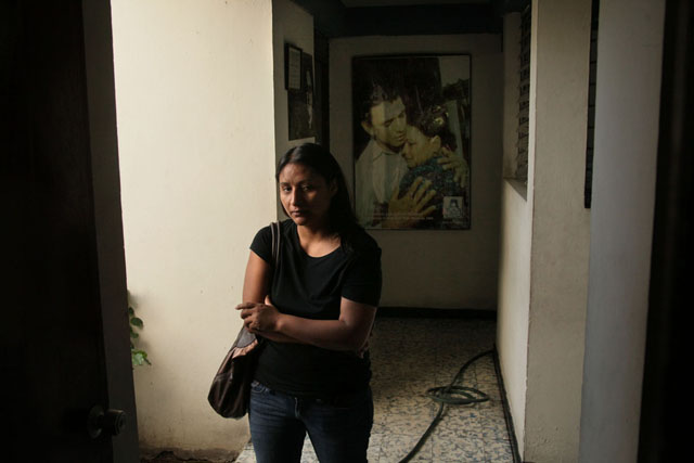 Mariana Ortiz, empleada de Probúsqueda, se muestra afectada por el atentado, mientras revisa las instalaciones. Foto Mauro Arias