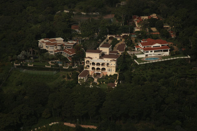 Casa de Elías Antonio Saca, candidato a la presidencia de Unidad, en el cantón El Cármen de San Salvador. Foto Mauro Arias ﻿" /></div> <figcaption class=