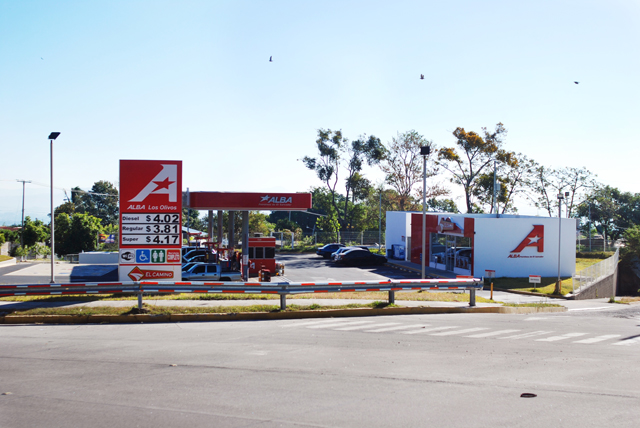 Estación de servicio Alba Los Olivos, ubicada en C. El Roble entre Boulevard Masferrer Norte y Prolong. C. San Antonio Abad, San Salvador.