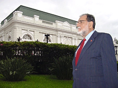 Schafik Handal captado en 2005 saliendo de una reunión en Casa Presidencial a donde acudía como la más alta instancia de negociación por parte del FMLN. / Foto de archivo de El Faro.