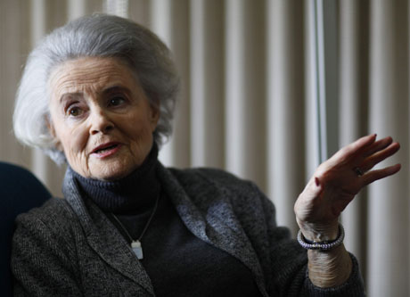 Ina Polak, una sobreviviente del Holocausto que recibió un certificado de nacionalidad salvadoreña, habla con The Associated Press el 8 de enero de 2010 en su casa de Eastchester, Nueva York. (Foto AP/Mary Altaffer)