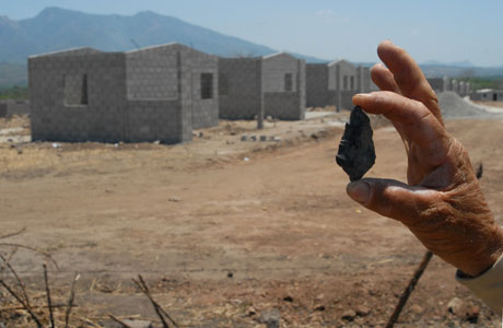 Punta de flecha encontrada en las cercanías de la zona destruída.