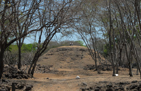 Vista de la piramide principal de Cihuatan, una estructúra de 15 metros de alto.