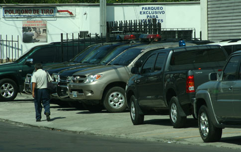 Automóviles del batallón presidencial esperan mientras  Mauricio Funes visita a su amigo Miguel Menéndez en el polígono de tiro de su empresa privada de seguridad. Foto Archivo