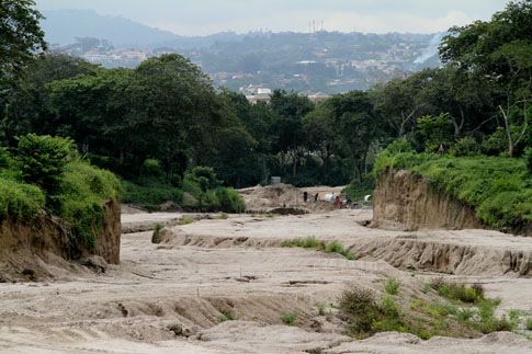 Obras de terracería de futuras construcciones dentro El Espino tienen permisos ambientales. Foto Mauro Arias