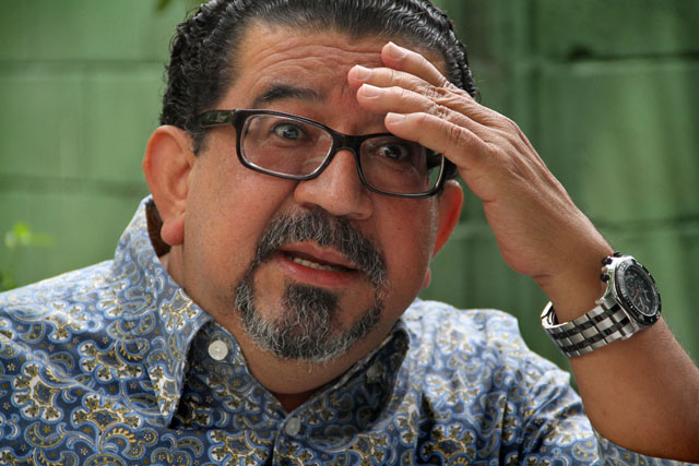 Jorge se sorprende al escuchar la advertencia de fotoperiodista. !Tenga cuidado!. Foto: Mauro Arias