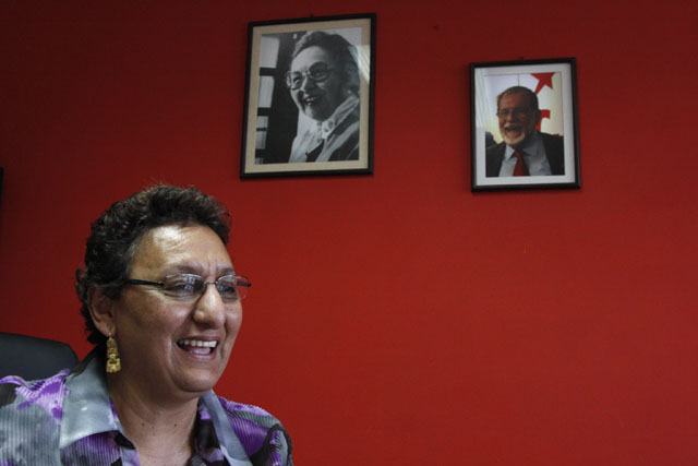 En su oficina en la Asamblea Legislativa, atrás, los retratos de Mélida Anaya Montes y Schafik Hándal. Foto: Frederick Meza