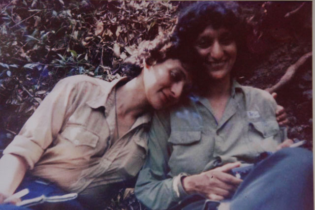 En esta imagen descansa con su hermana Virginia, en el frente paracentral.