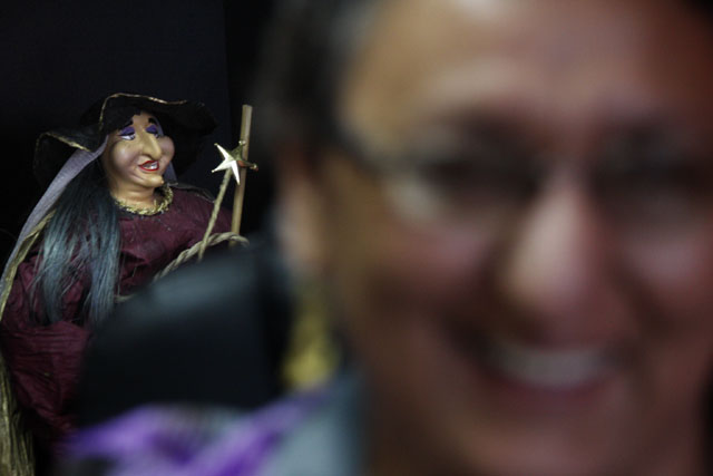 Lorena Peña tiene en su escritorio, como adorno, esta muñequita que le regaló una amiga.