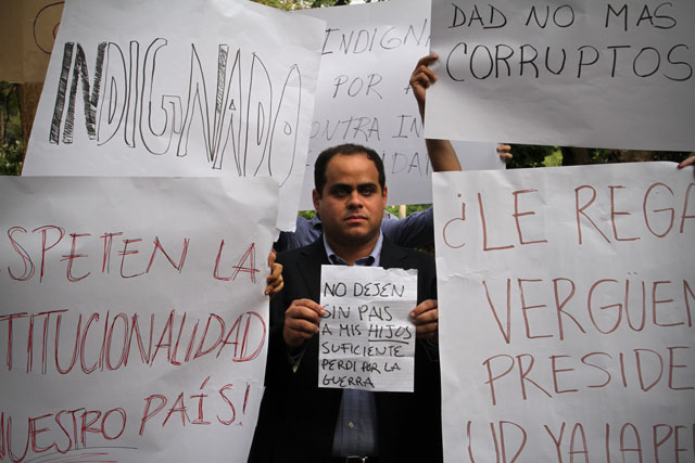 El abogado Tomás Calderón participa de una manifestación frente a Casapres convocada por medios sociales contra la medida del presidente Funes. Foto Mauro Arias