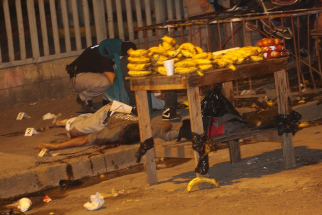 Dos jóvenes, supuestos pandilleros, asesinados el 9 de agosto en Ciudad Delgado. Foto Frederick Meza.