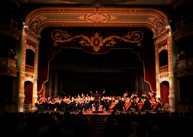 Gálvez Pintado dirigiendo el concierto durante el III Gran Encuentro de la Joven Orquesta y Coro de Centroamérica, el 4 de noviembre e 2011, en el marco de las celebraciones del Bicentenario del Primer grito de Independencia.