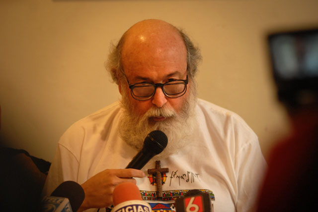 Fernando Llord durante la conferencia de prensa donde demando al Arzobispo de San Salvador una explicación verdadera de los motivos de la demolición de su obra. Foto Mauro Arias