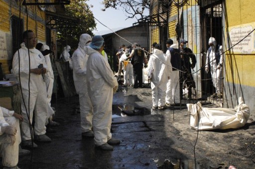 Personal forense se prepara para empezar a sacar a las víctimas del incendio. Foto AFP