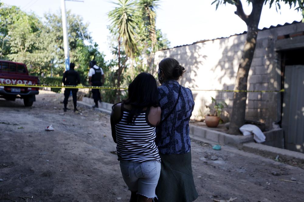 La madre y la hermana menor de José Armando Díaz esperan que la policía las deje entrar a su casa, donde están los cadáveres. No las dejaron entrar hasta pasadas las 9 de la noche. Foto:Fred Ramos