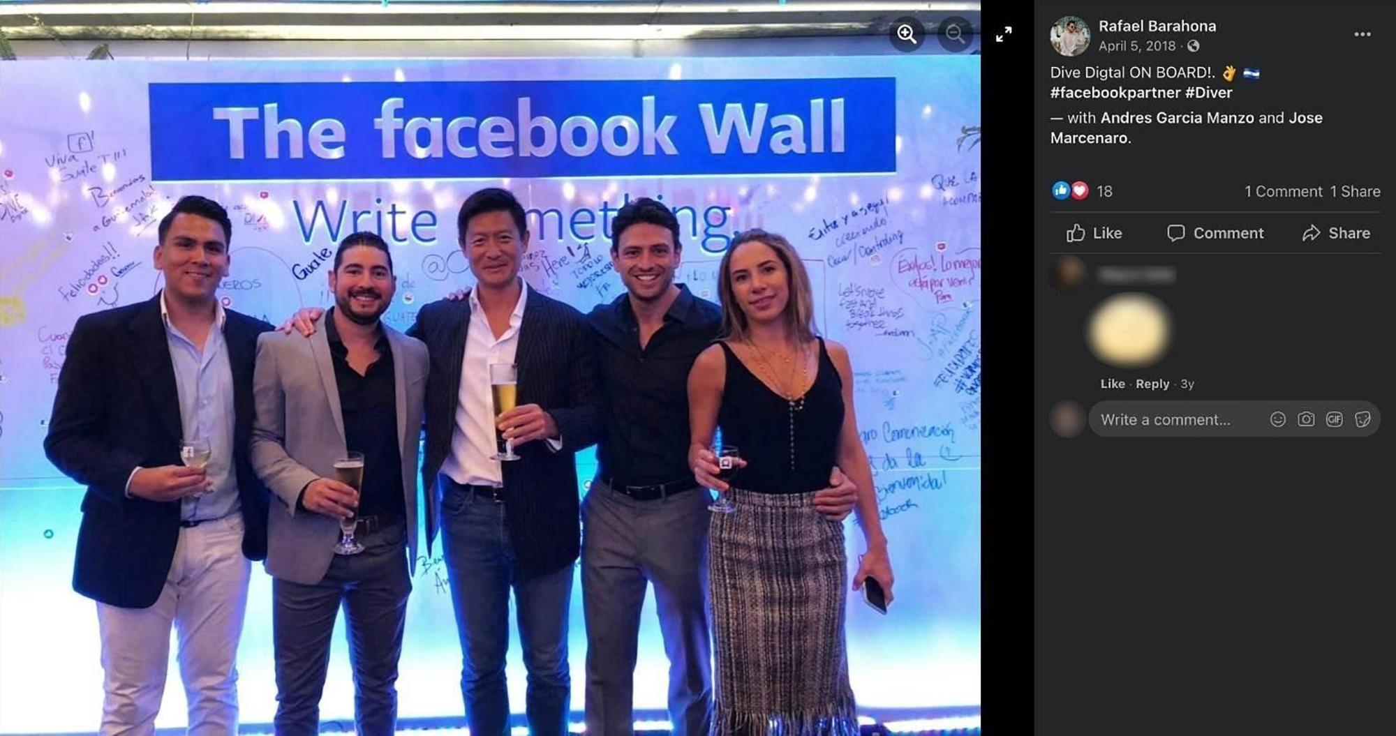García Manzo (segundo a la derecha) con José Marcenaro (segundo a la izquierda) en un evento de Dive Digital el 5 de abril de 2018. Publicada en la cuenta de Facebook de Rafael Barahona (primero a la izquierda), gerente comercial de Dive Digital.