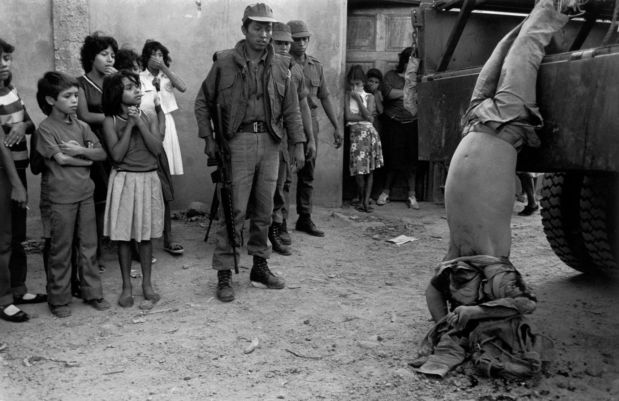 El Salvador. Cuscatlán.1982. Guerrilllero arrastrado por la calles de Cuscatancingo.  ©Susan Meiselas/Magnum Photos.  Si usted identifica alguien de los que aparecen en la fotografía, por favor contactarnos al correo electrónico: rsi@elfaro.net.