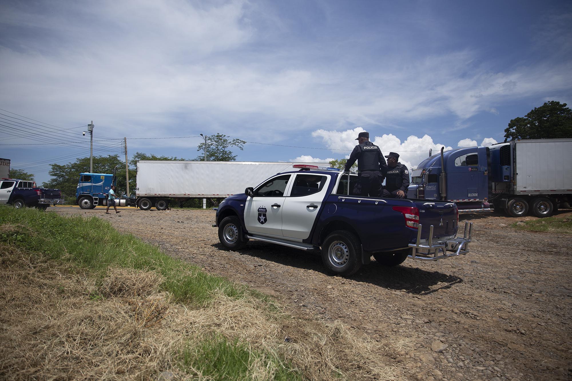 La patrulla fronteriza está conformada por agentes de la Dirección General de Migración y Extranjería y de la PNC. Los patrullajes se realizarán de manera conjunta en los distintos pasos fronterizos de El Salvador. Foto de El Faro: Carlos Barrera. 