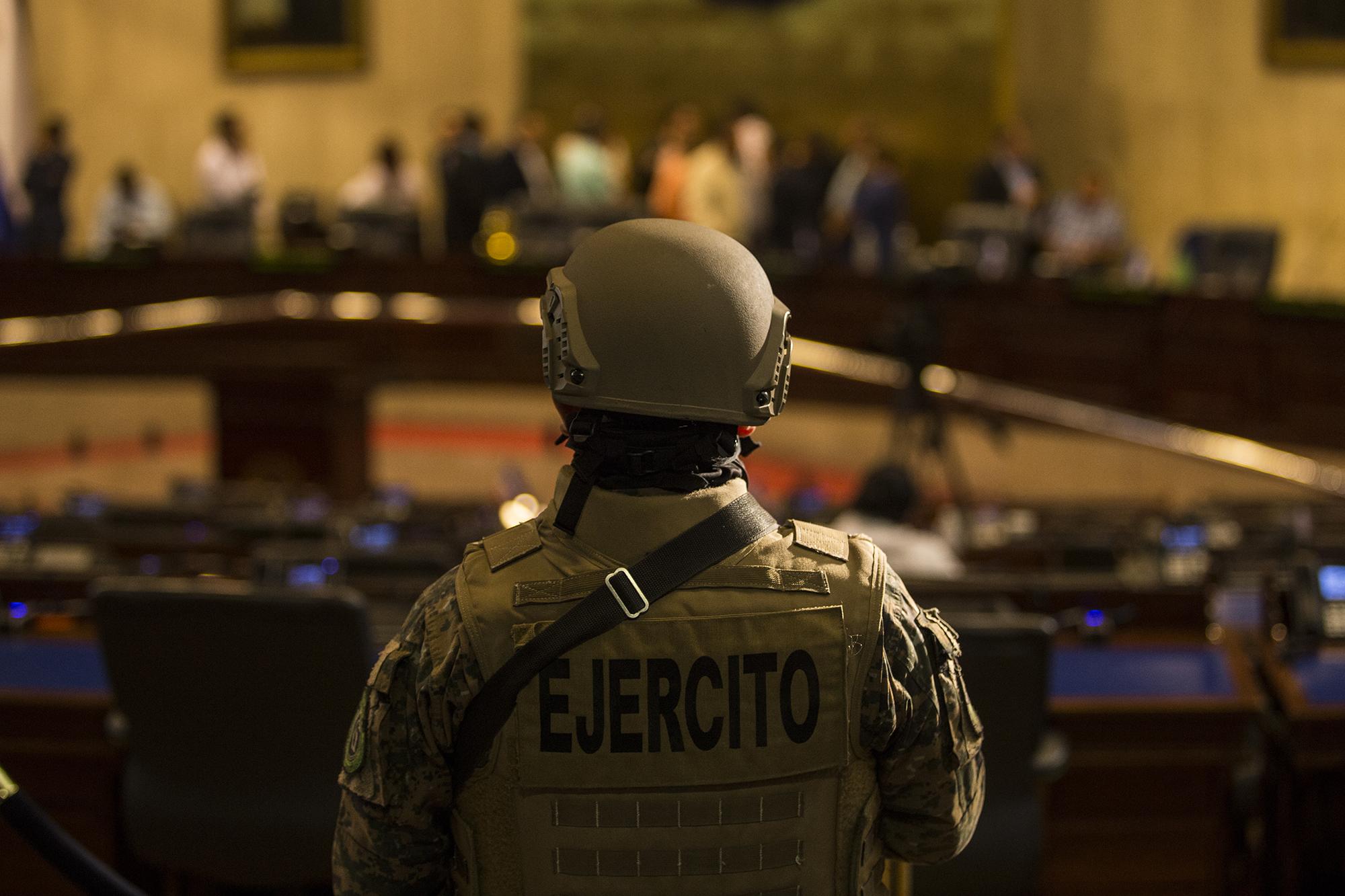 On February 9, by order of the president, soldiers occupied the Blue Room of the Salvadoran Legislative Assembly. Later, Bukele would usurp the seat belonging to the president of the Legislative Assembly, in the midst of a conflict over the legislature’s non-approval of the $109 million loan for the third stage of the president’s proposed Territorial Control Plan. Photo for El Faro: Víctor Peña