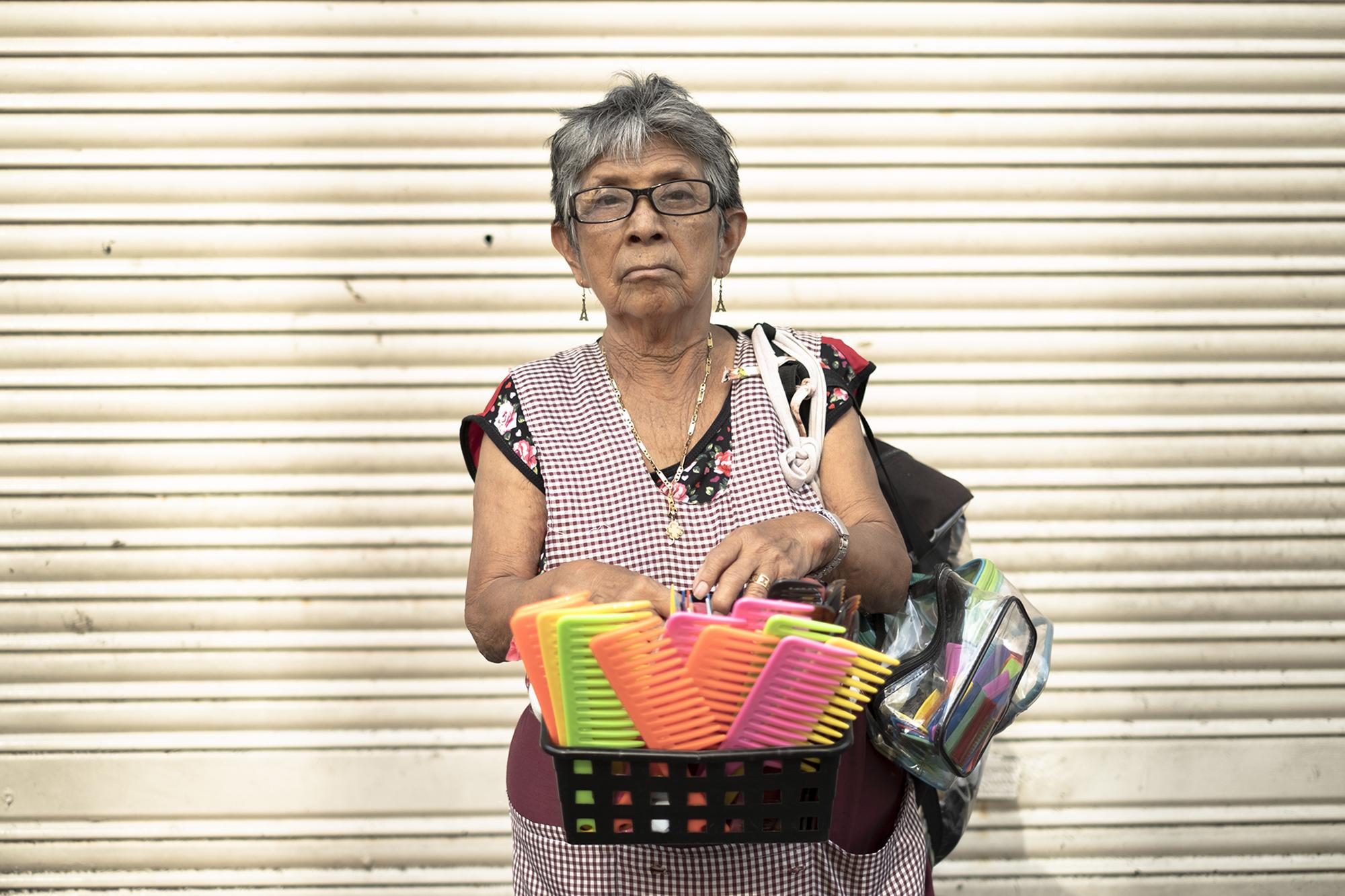 Esperanza Pérez, 83, lives in Apopa and sells combs in downtown San Salvador. A longtime traveling saleswoman of all kinds of merchandise, she’s had to reduce her load with age. “Maybe the emergency measures will save a few people, especially among those with fixed jobs and a good salary,” she said. “But for the old and poor, the only option is to take to the streets to pay for that day’s meal.”