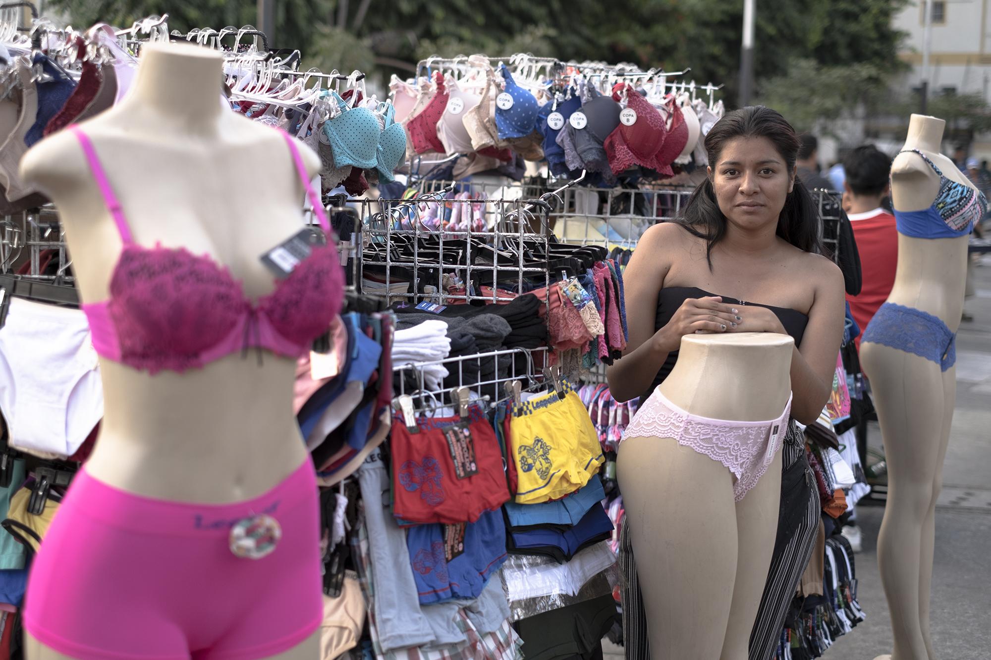 Tatiana Crespín, 24, travels from her home in San Bartolo, Ilopango to sell lingerie at Gerardo Barrios Plaza in San Salvador. It’s a family business, paying for the lives of her parents, too. “My parents are over 60,” she explained. “I go out to sell and they wait for me. I worry about their health, but also about how to put food on the table. I don’t know what I’ll do if I stop selling one day and can’t help my parents.”