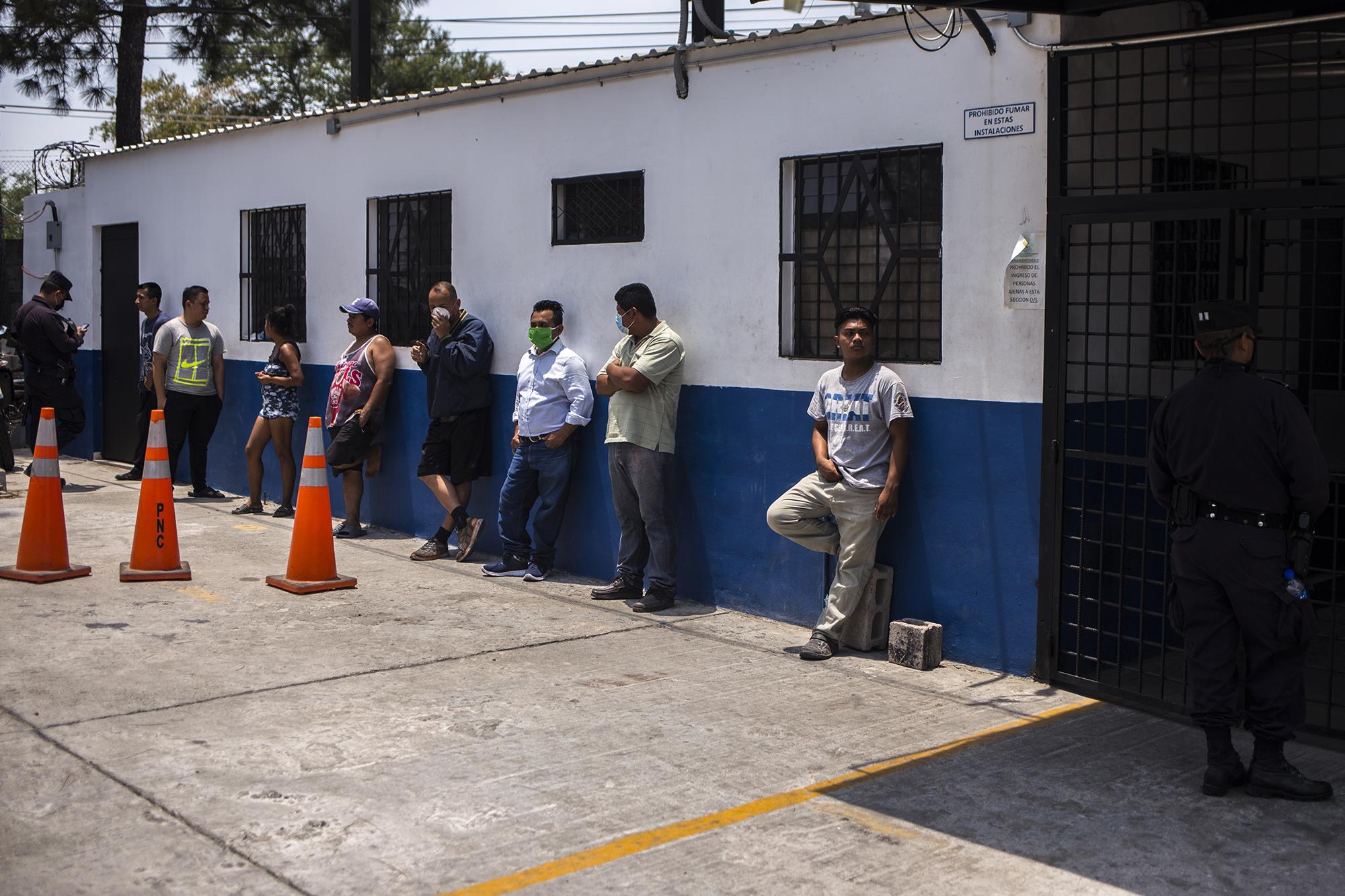 En la sub delegación de la PNC, en el municipio de Soyapango, había más de diez personas en fila, otras llegaban retenidas por la Fuerza Armada y Policía. Durante la mañana del martes 7 de abril, la autoridades habían retenido a más de 40 personas. Justificaron el incumplimiento a la cuarentena. Foto de El Faro: Víctor Peña. 