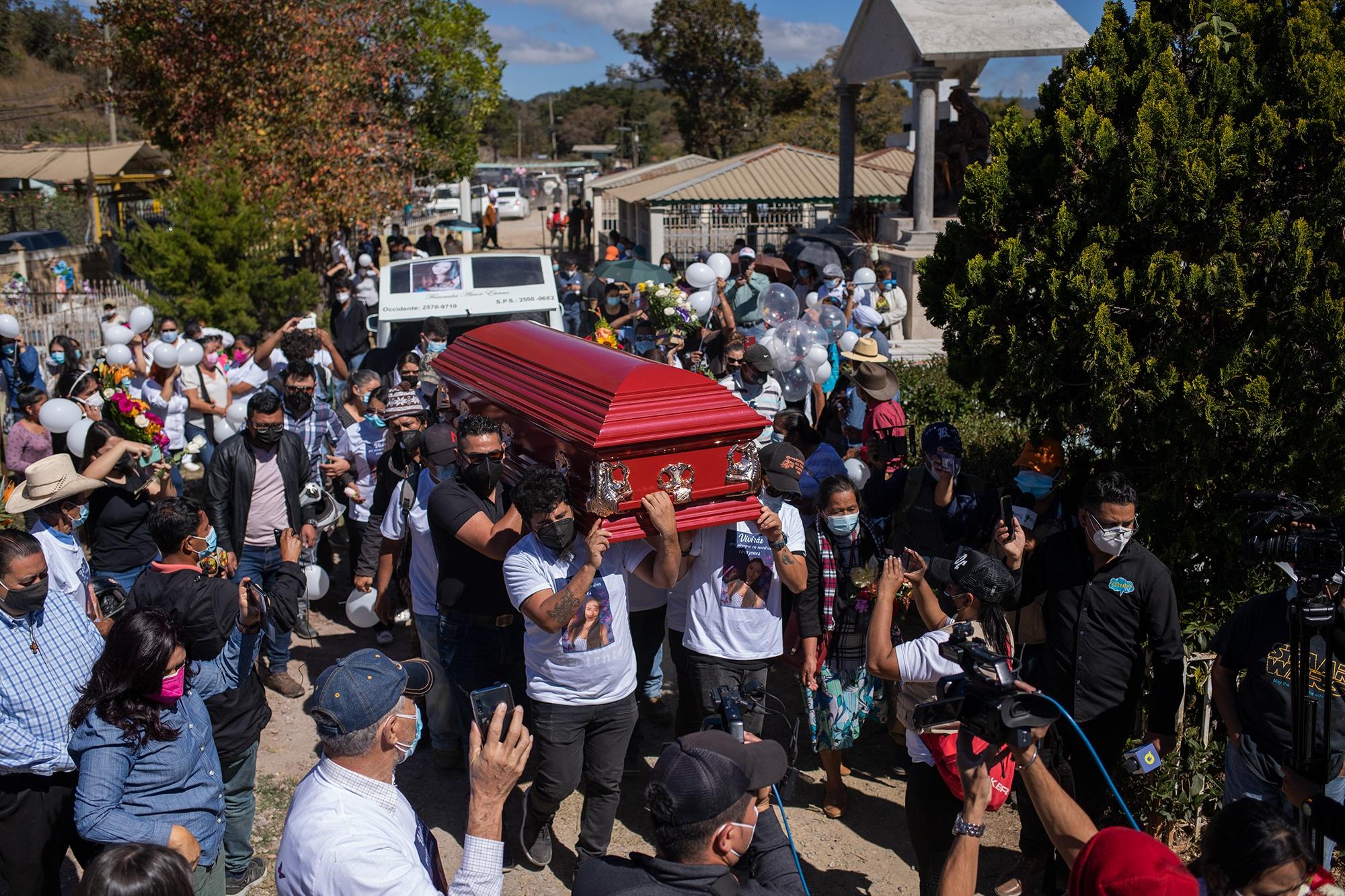 Keyla Martínez’s family carrying her casket in La Esperanza, Intibucá on February 10, 2021. Photo: Martín Cálix/Contracorriente