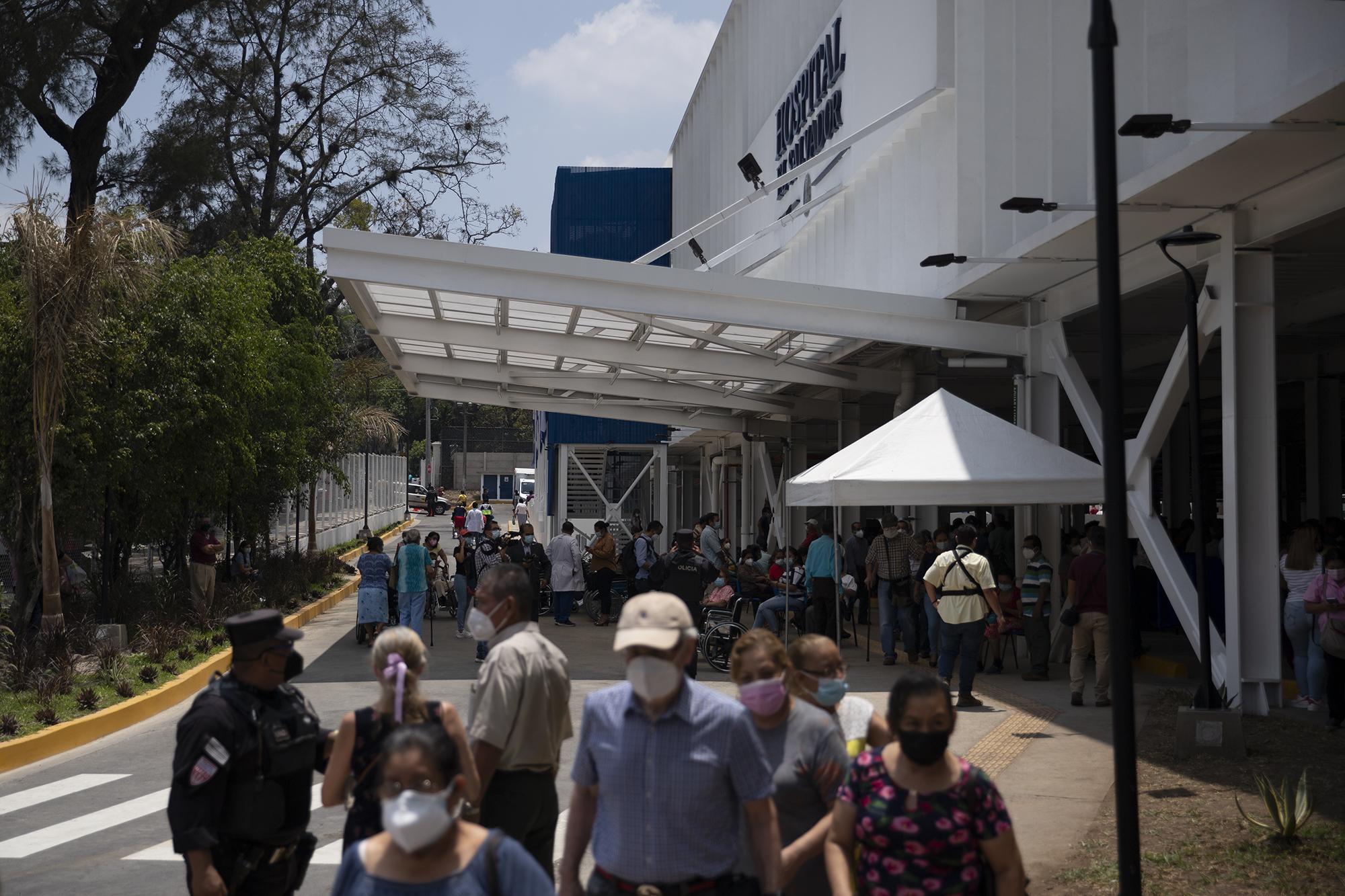 Decenas de personas fueron aglomeradas en el estacionamiento del centro de vacunación Hospital El Salvador. Al lugar no tuvo acceso la prensa nacional. Foto de El Faro: Carlos Barrera