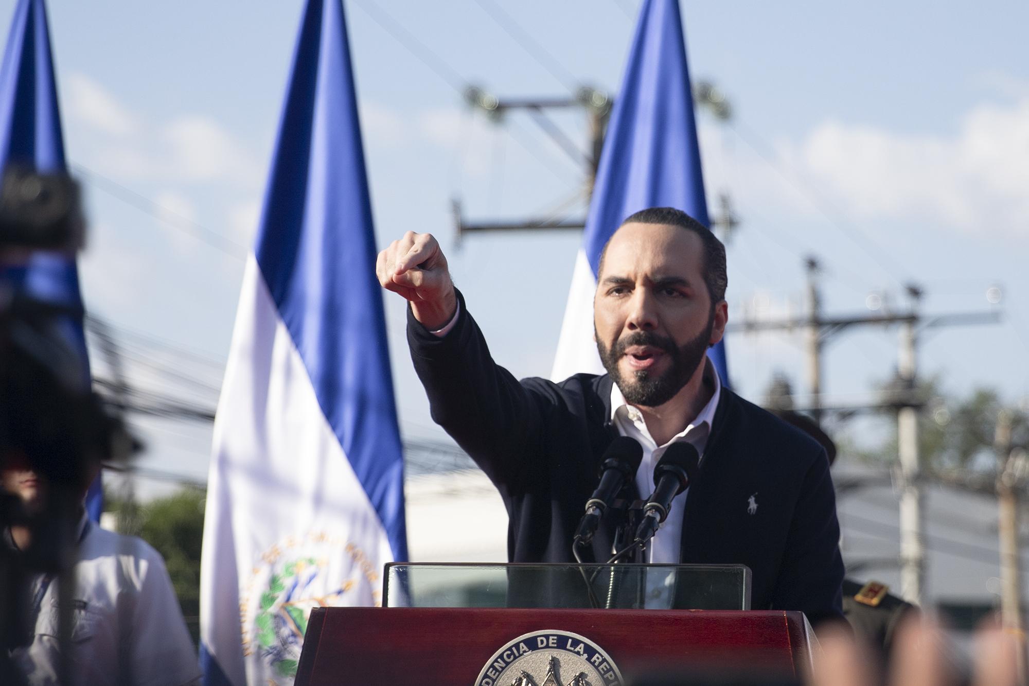 President Nayib Bukele gives a speech at the entrance to the Legislative Assembly, prior to the military occupation of the Assembly on February 9, 2020. Photo for El Faro: Carlos Barrera