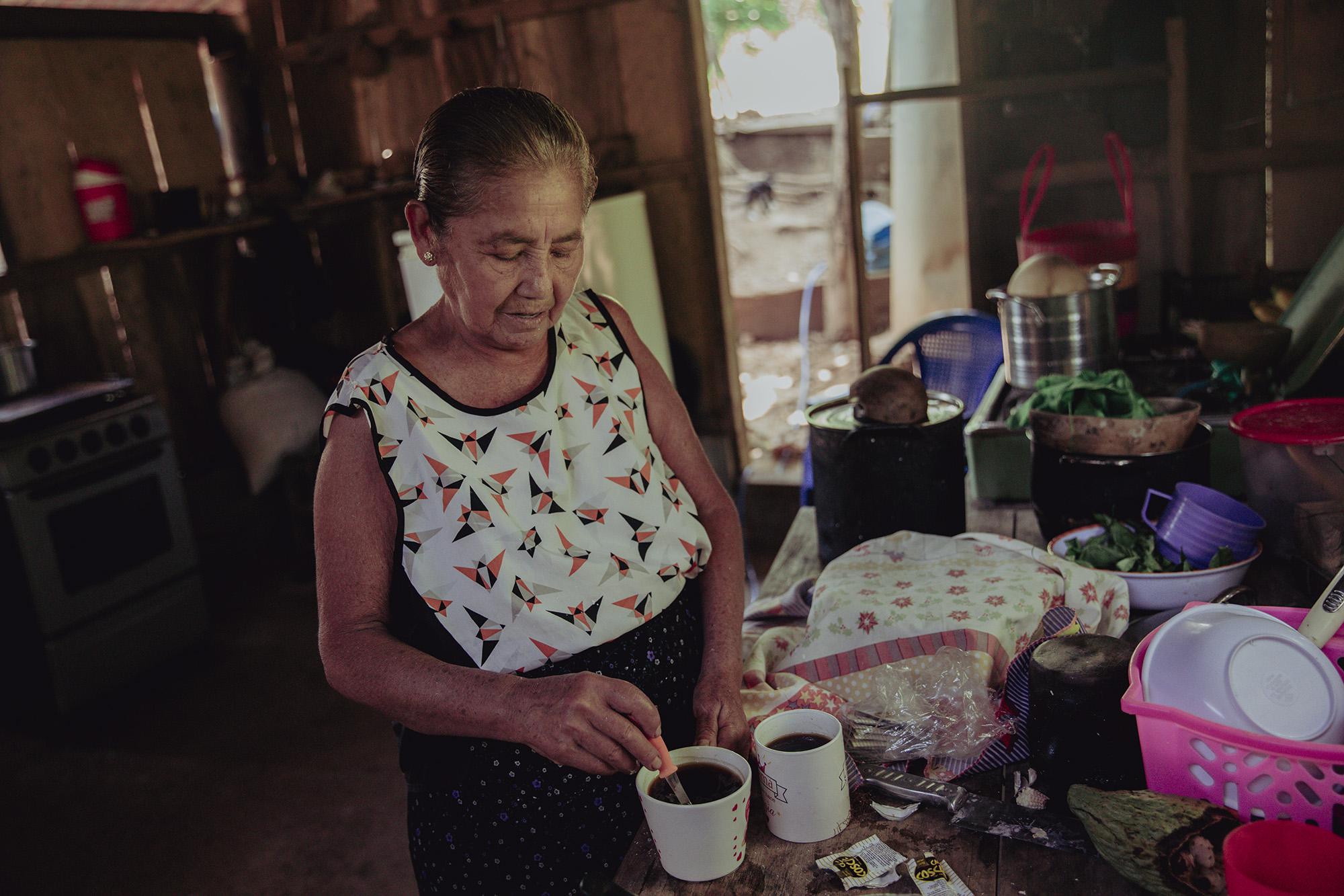 María Alvarenga lives in Las Delicias and cooks with water that she collects from a nearby spring. She purifies the water using an artisanal filter made by local residents. Photo: Carlos Barrera/El Faro.