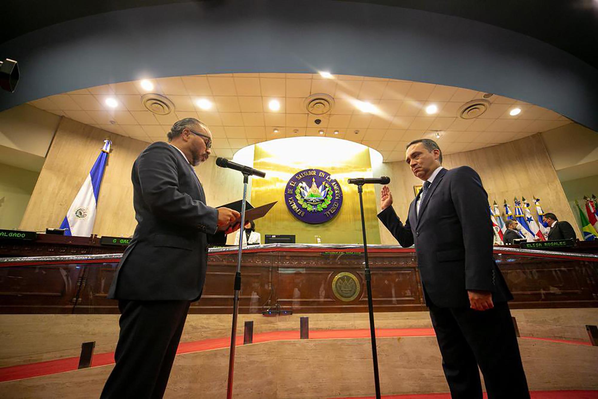 The president of El Salvador’s Legislative Assembly, Ernesto Castro, swears in the country’s new attorney general, Rodolfo Delgado, in the early hours of May 2, 2021, during the new Assembly’s first legislative session. Photo: Legislative Assembly