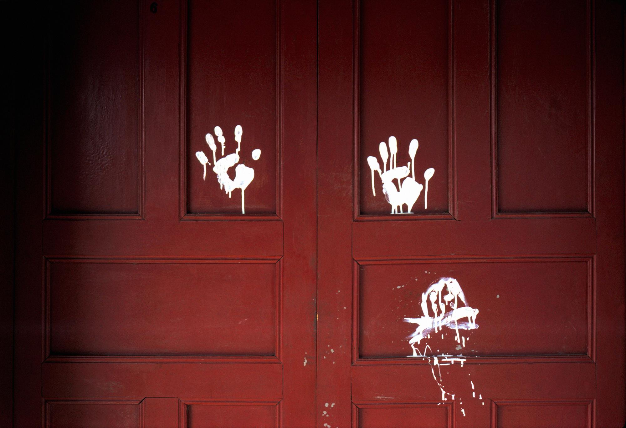 El Salvador. Arcatao, Chalatenango. 1979. “Mano blanca” firma de los escuadrones de la muerte dejada en la puerta de la casa de una de sus víctimas. ©Susan Meiselas/Magnum Photos