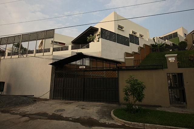 Mecafé S.A. de C.V. compró un terreno baldío por 179 mil 122 dólares. En apenas siete meses ha construido esta casa que visita el presidente Mauricio Funes.