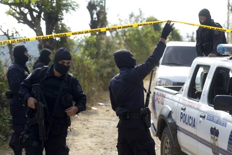 Agentes de la PNC llegan a la finca San Blas en donde murieron ocho personas, en la madrugada del 26 de marzo de 2015.